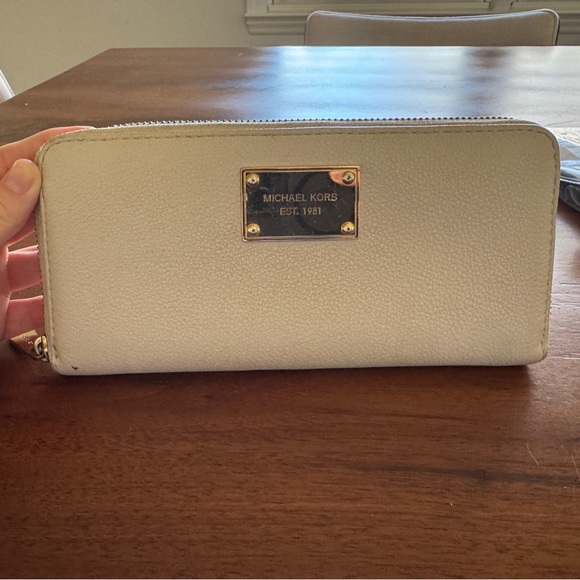 michael kors zip wallet - Picture 1 of 7